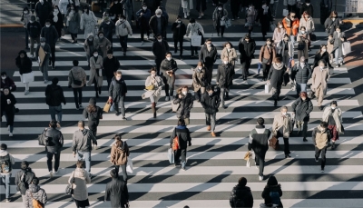  An image of many people crossing a crosswalk
