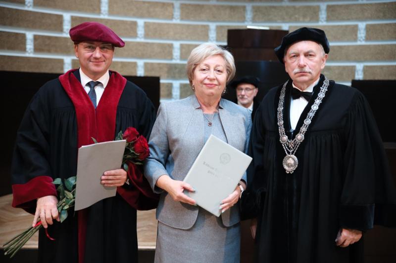 Fotogrāfija - No labās: LU rektors Prof. Indriķis Muižnieks, CSP priekšniece Aija Žīgure, LU Biznesa, vadības un ekonomikas fakultātes dekāns prof. Gundars Bērziņš. 