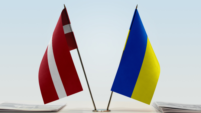 Attēls ar Latvijas un Ukrainas karogiem