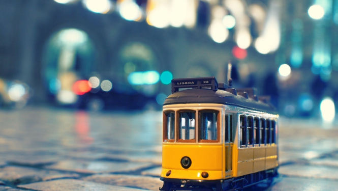 Attēls ar spēļu tramvaju uz bruģa