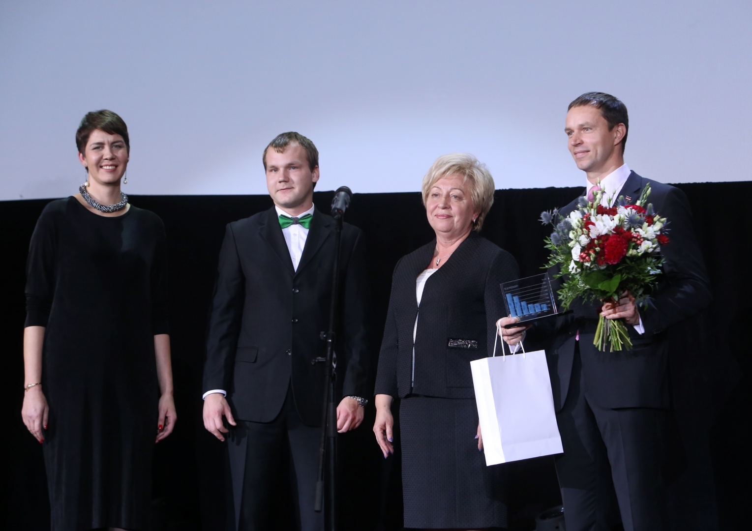No kreisās: Dienas Biznesa galvenā redaktore Līva Melbārzde, CSP pārstāvis Reinis Janovskis, CSP priekšniece Aija Žīgure un AS "Latvijas Finieris" pārdošanas dienesta direktors Valdis Kulpe