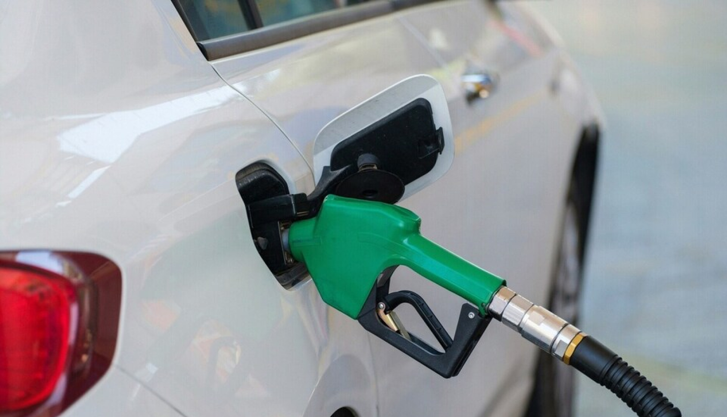 Auto uzpilde ar degvielu