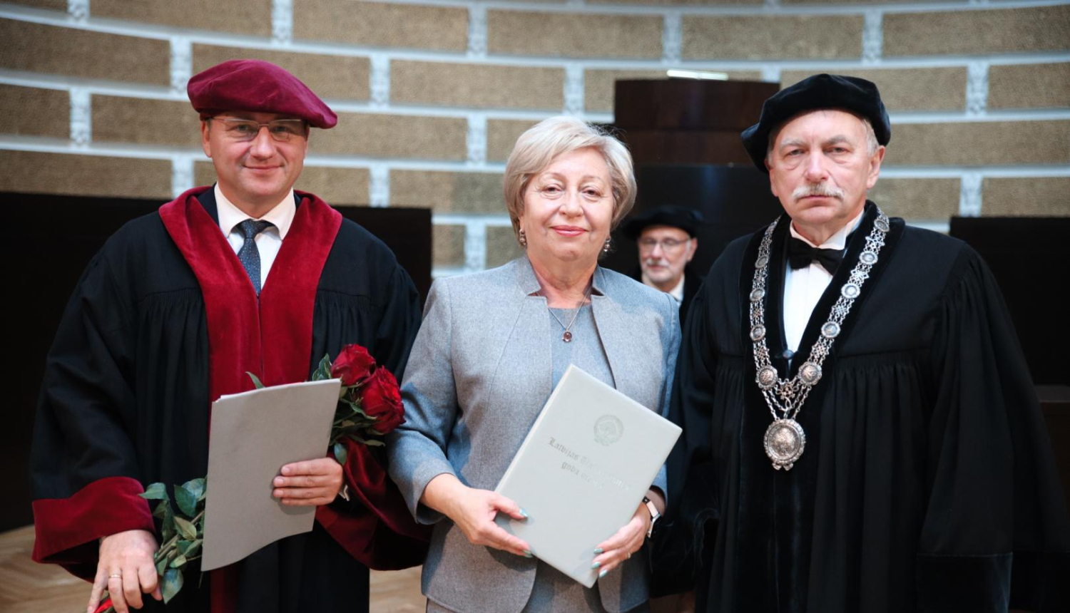 Fotogrāfija - No labās: LU rektors Prof. Indriķis Muižnieks, CSP priekšniece Aija Žīgure, LU Biznesa, vadības un ekonomikas fakultātes dekāns prof. Gundars Bērziņš. 