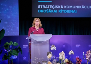 Premjerministre Evika Siliņa saka uzrunu no tribīnes