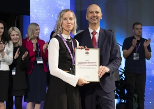 Sanda Rieksta saņem atzinības rakstu