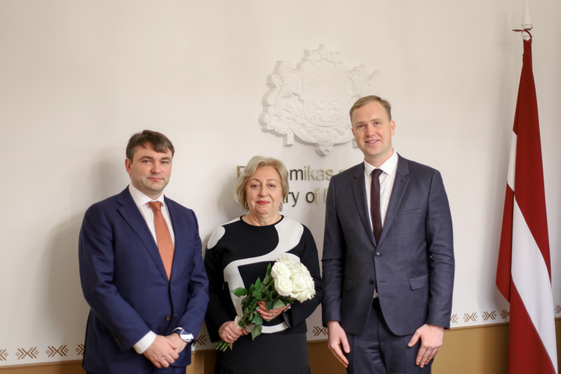 Ekonomikas ministrijas Atzinības rakstu saņemot. No kreisās: EM valsts sekretārs Edmunds Valantis, CSP priekšniece Aija Žīgure, ekonomikas ministrs Viktors Valainis