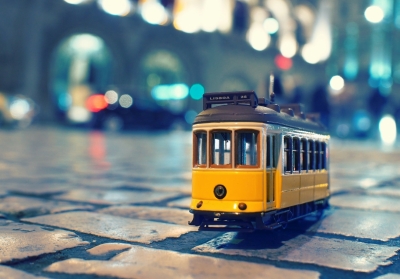 Attēls ar spēļu tramvaju uz bruģa