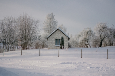 Ilustratīvs attēls - balta māja