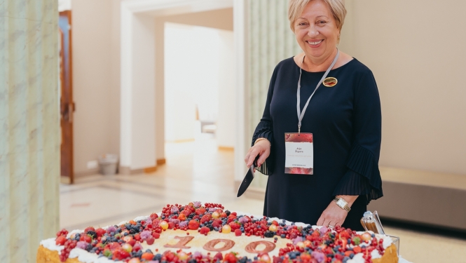 CSP priekšniece Aija Žīgure griež statistikas simtgades svētku kūku 