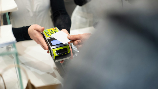 Attēls ar maksāšanas termināli un bankas karti