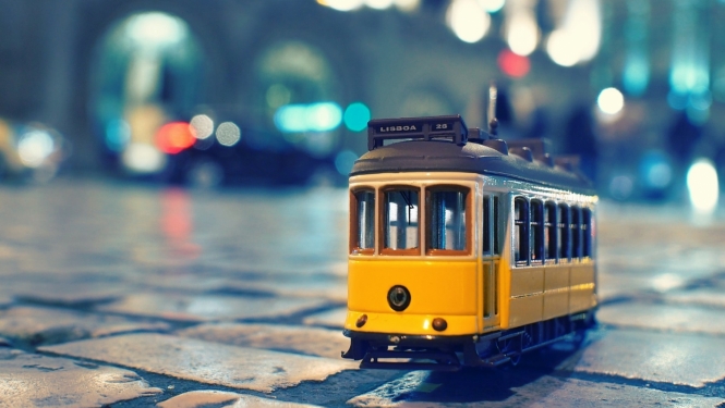 Attēls ar spēļu tramvaju uz bruģa