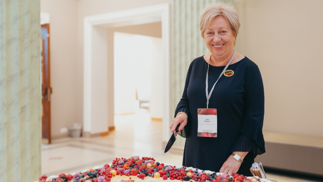 CSP priekšniece Aija Žīgure griež statistikas simtgades svētku kūku 