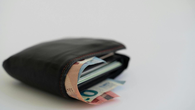 Attēls ar maku un naudu