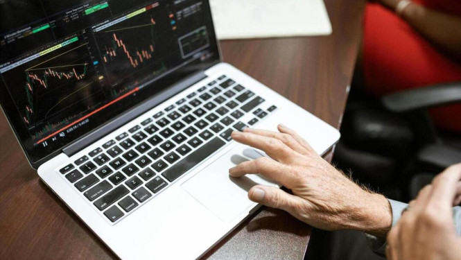 Attēls ar portatīvo datoru