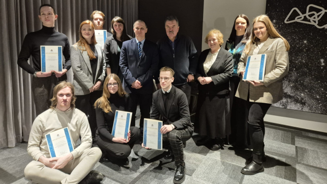 Kopbilde ar konkursa dalībniekiem un žūriju