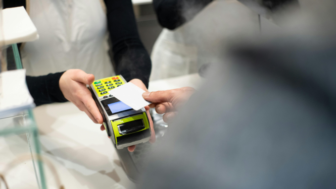 Attēls ar maksāšanas termināli un bankas karti