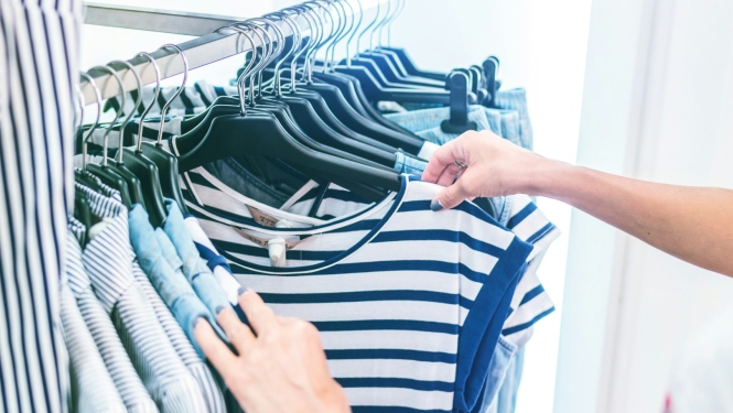 Krekls uz drēbju pakaramā