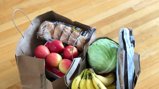 Divi iepirkuma grozi ar dārzeņiem