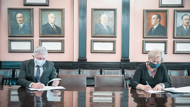 Fotogrāfija. No labās: CSP priekšniece Aija Žīgure, LU rektors profesors Indriķis Muižnieks.