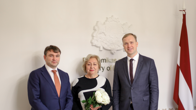 Ekonomikas ministrijas Atzinības rakstu saņemot. No kreisās: EM valsts sekretārs Edmunds Valantis, CSP priekšniece Aija Žīgure, ekonomikas ministrs Viktors Valainis