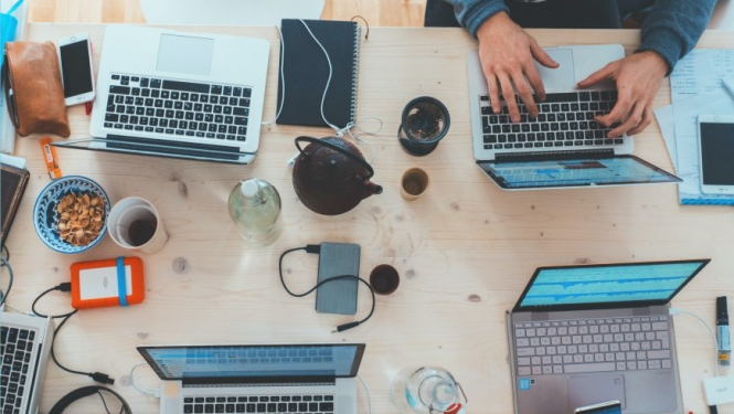 Attēls ar portatīvajiem datoriem