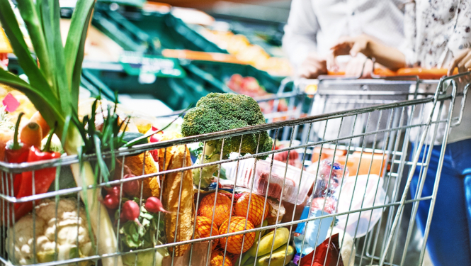 Attēls ar pilniem iepirkumu ratiņiem