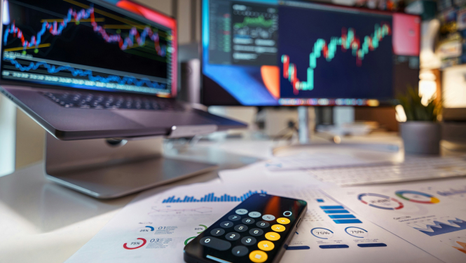 Attēls ar kalkulatoru  un monitoriem