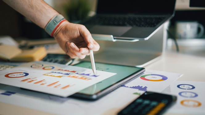 Tuvplāns ar roku un paīra lapu ar grafikiem