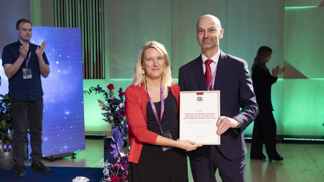 Gundega Kuzmina saņem atzinības rakstu