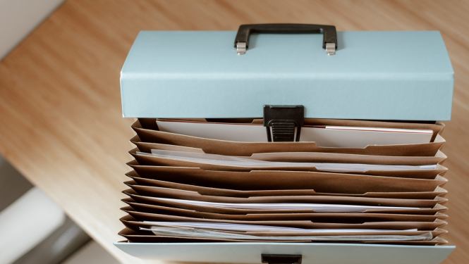 Atvērts koferis ar dokumentiem