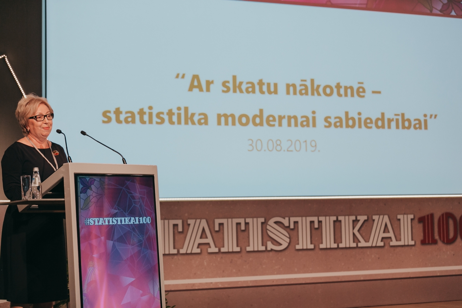 CSP priekšniece Aija Žīgure saka atklāšanas runu konferencē "Ar skatu nākotnē – statistika modernai sabiedrībai. 