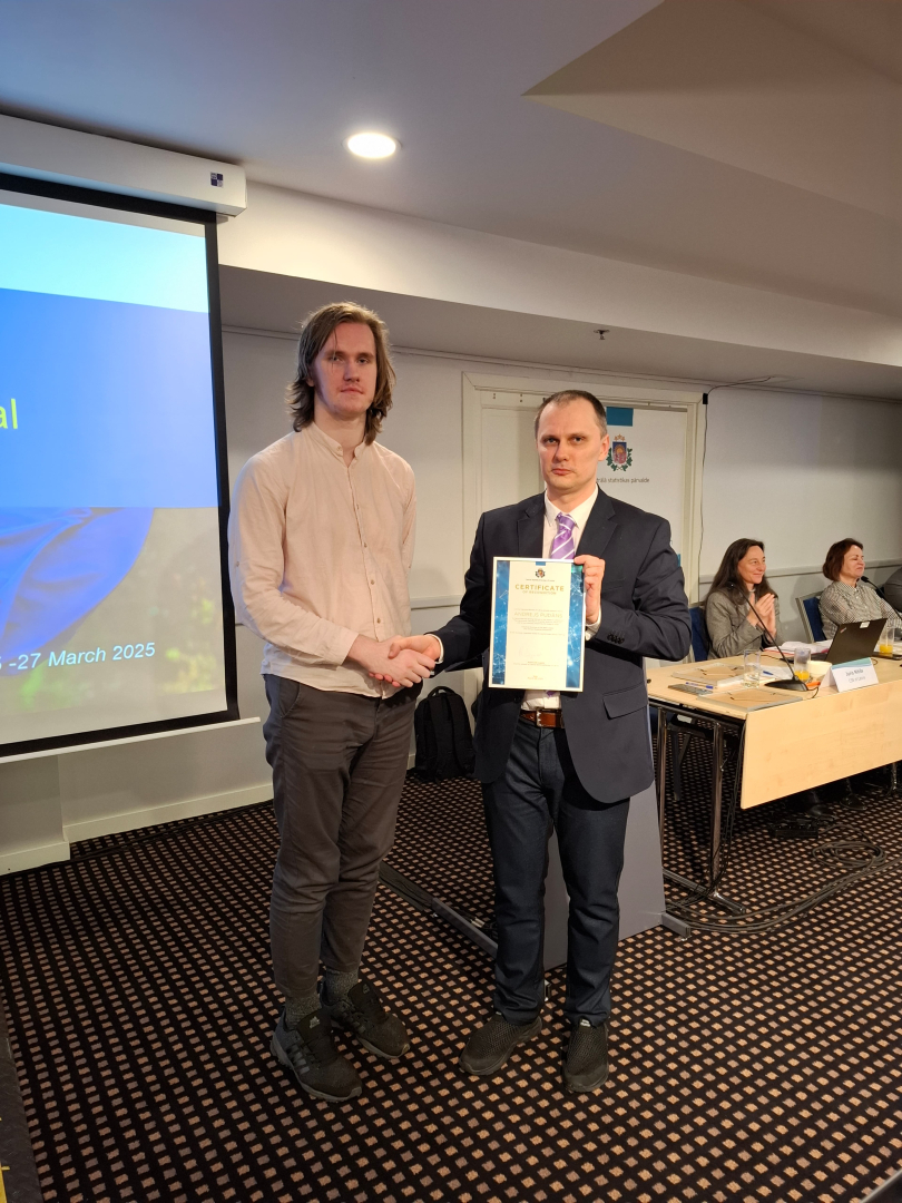 Juris Nitišs, CSP makroekonomiskās statistikas departamenta eksperts, pasniedz Centrālās statistikas pārvaldes priekšnieka apliecinājumu Andrejam Pudānam