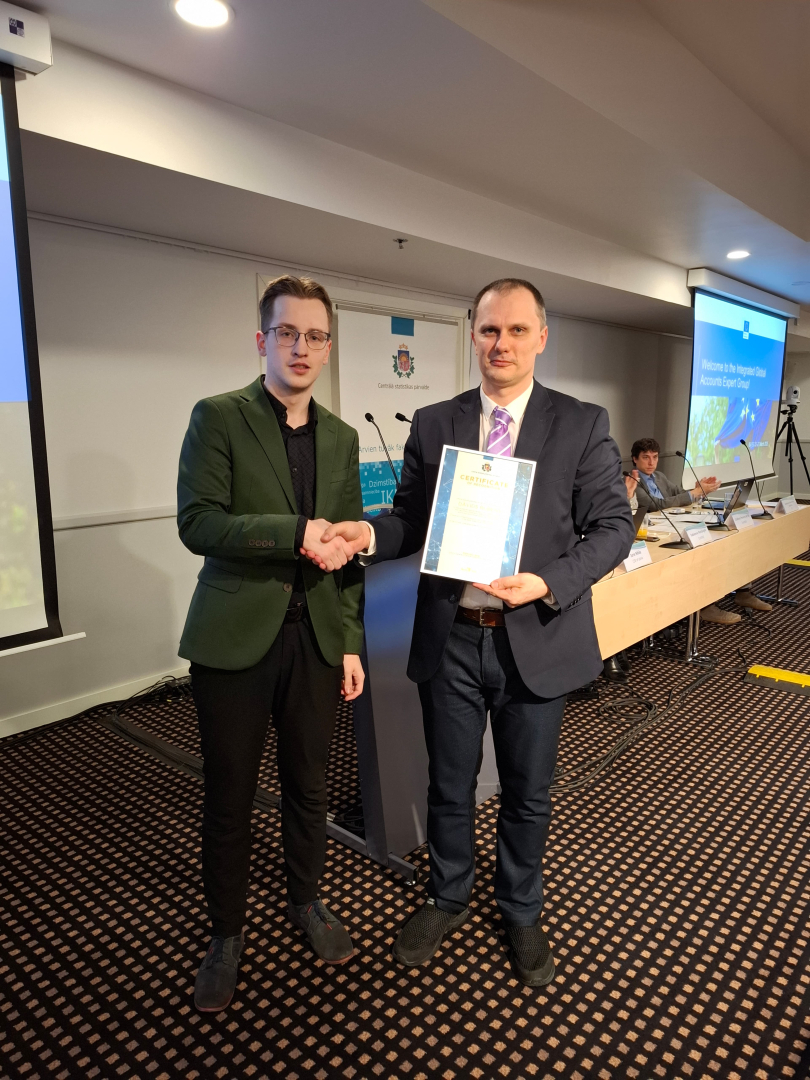 Juris Nitišs, CSP makroekonomiskās statistikas departamenta eksperts, pasniedz Centrālās statistikas pārvaldes priekšnieka apliecinājumu Dāvidam Rubenam