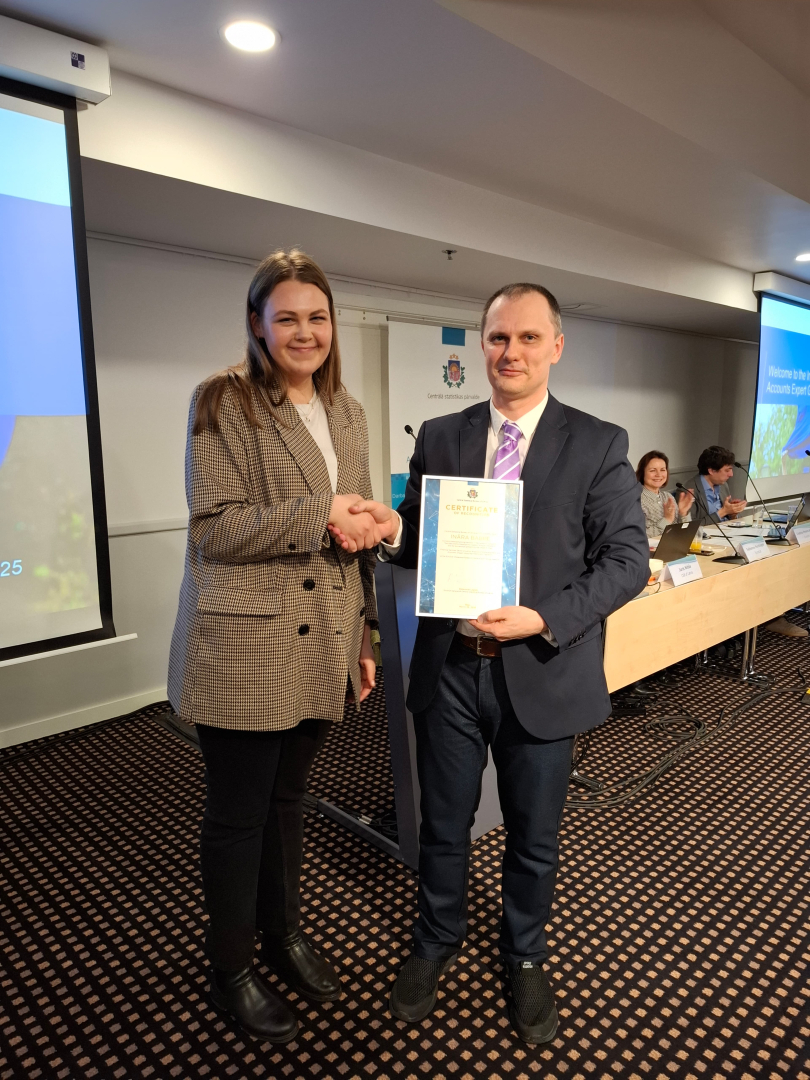 Juris Nitišs, CSP makroekonomiskās statistikas departamenta eksperts, pasniedz Centrālās statistikas pārvaldes priekšnieka apliecinājumu Inārai Babrei