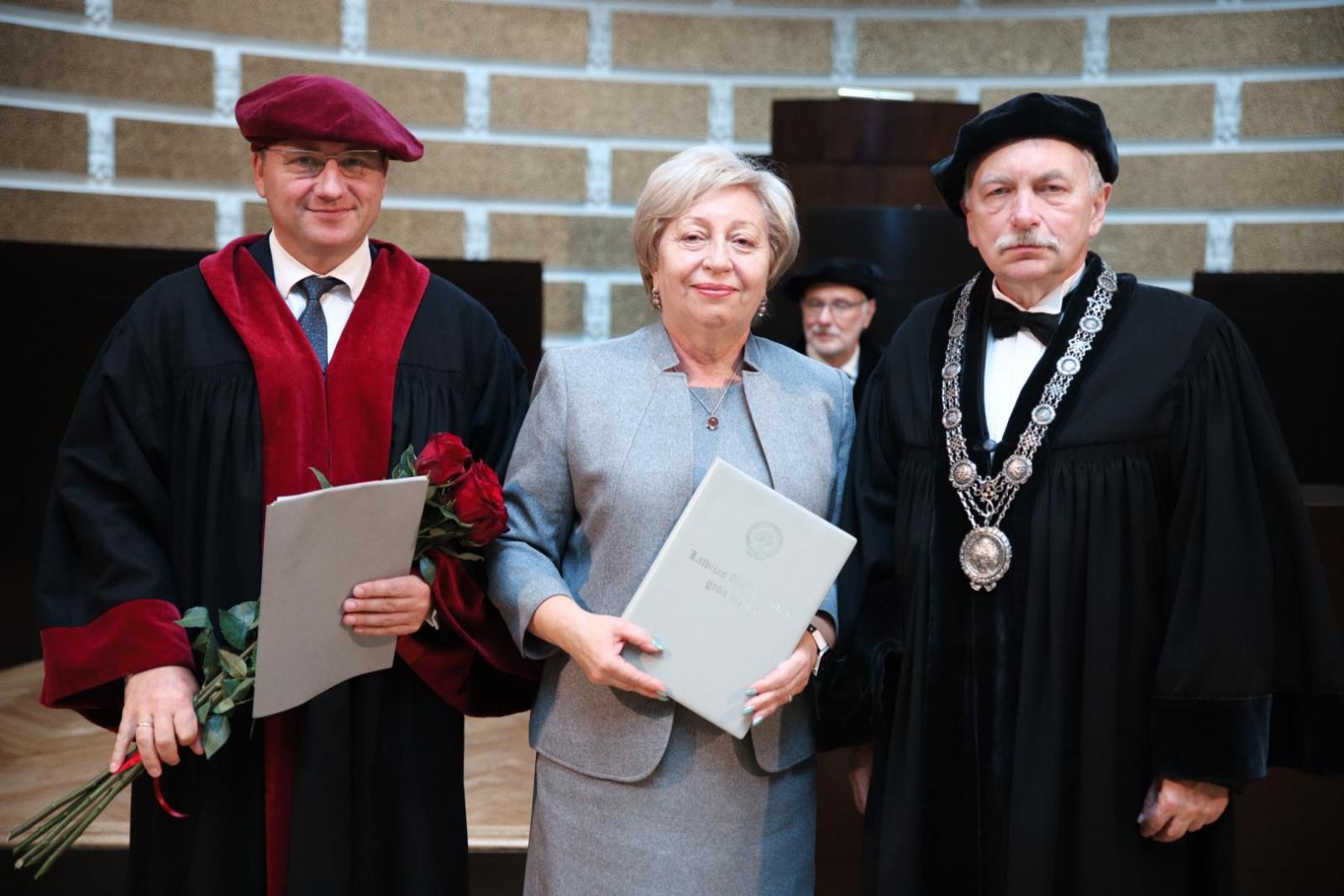 Fotogrāfija - No labās: LU rektors Prof. Indriķis Muižnieks, CSP priekšniece Aija Žīgure, LU Biznesa, vadības un ekonomikas fakultātes dekāns prof. Gundars Bērziņš.