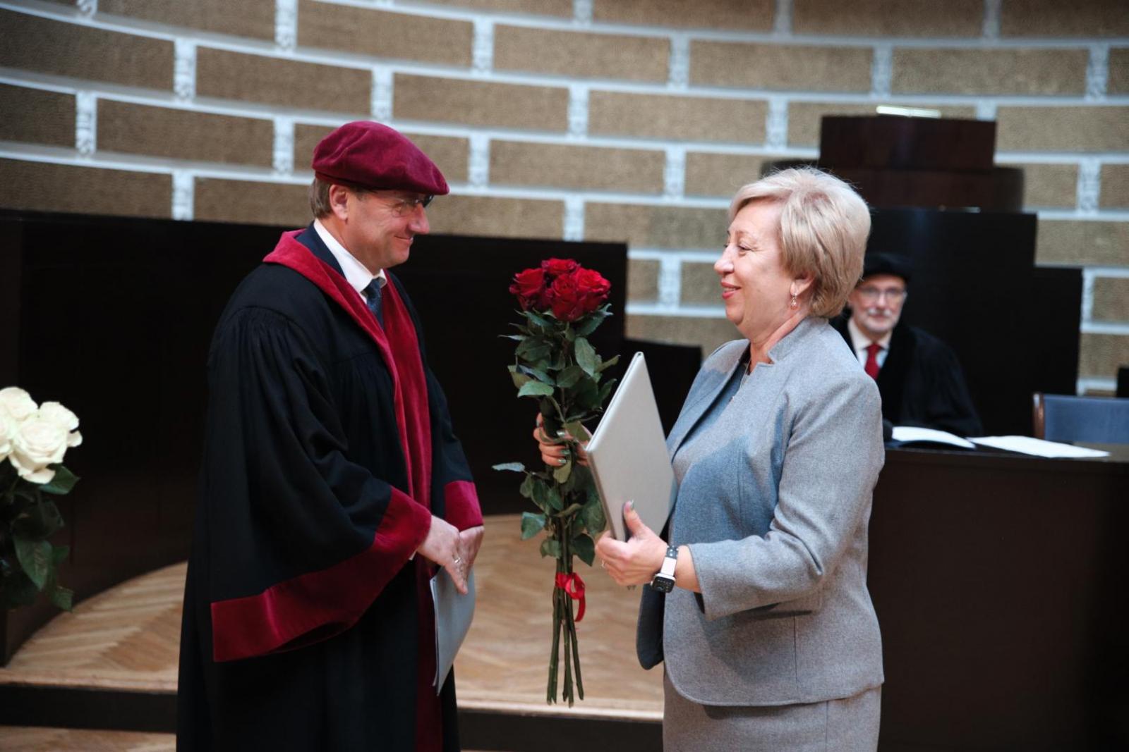 Fotogrāfija - , LU Biznesa, vadības un ekonomikas fakultātes dekāns prof. Gundars Bērziņš apsveic CSP priekšnieci