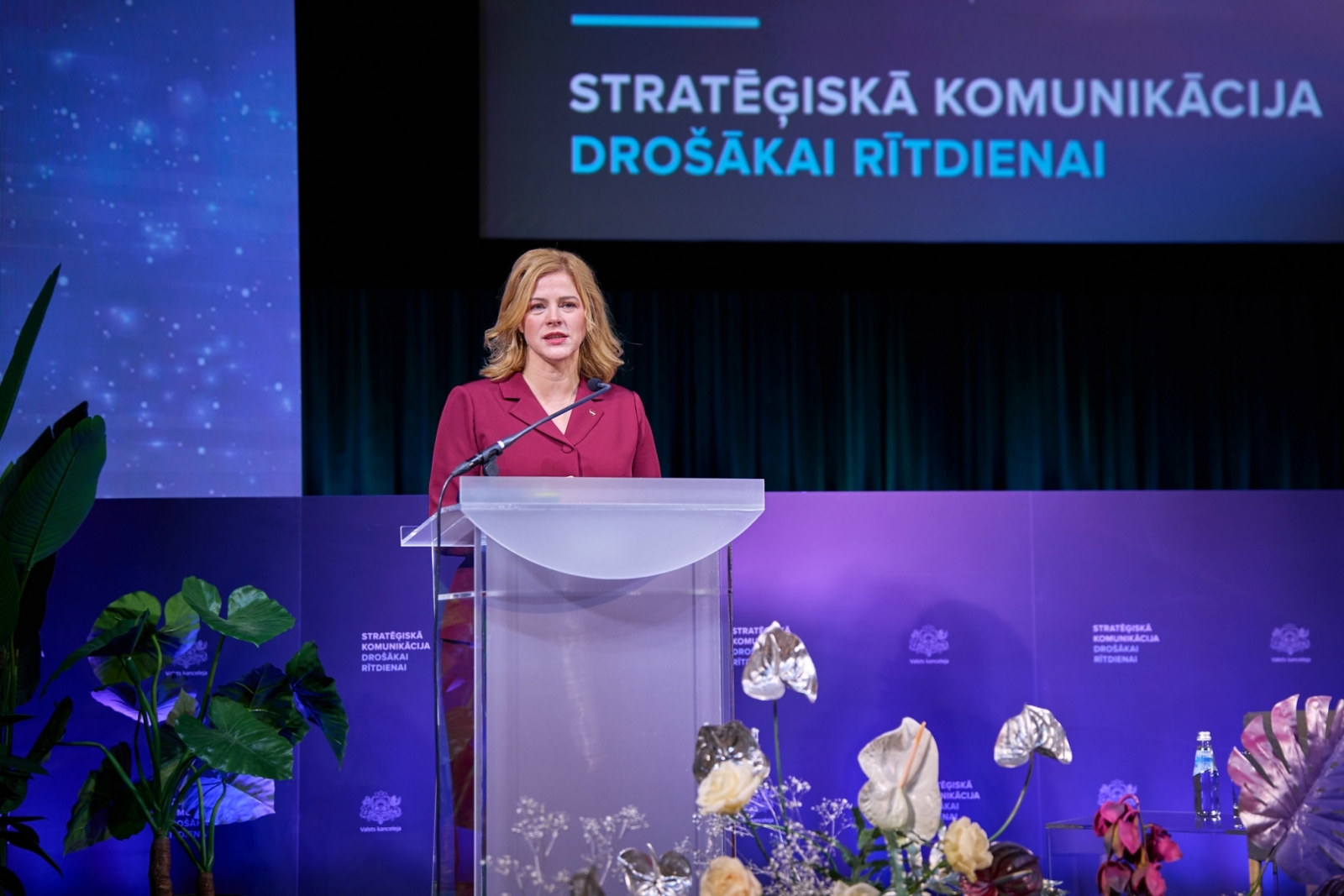 Premjerministre Evika Siliņa saka uzrunu no tribīnes