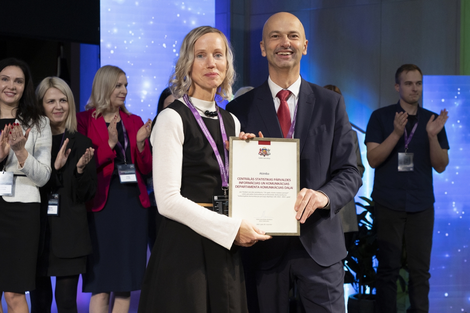 Sanda Rieksta saņem atzinības rakstu