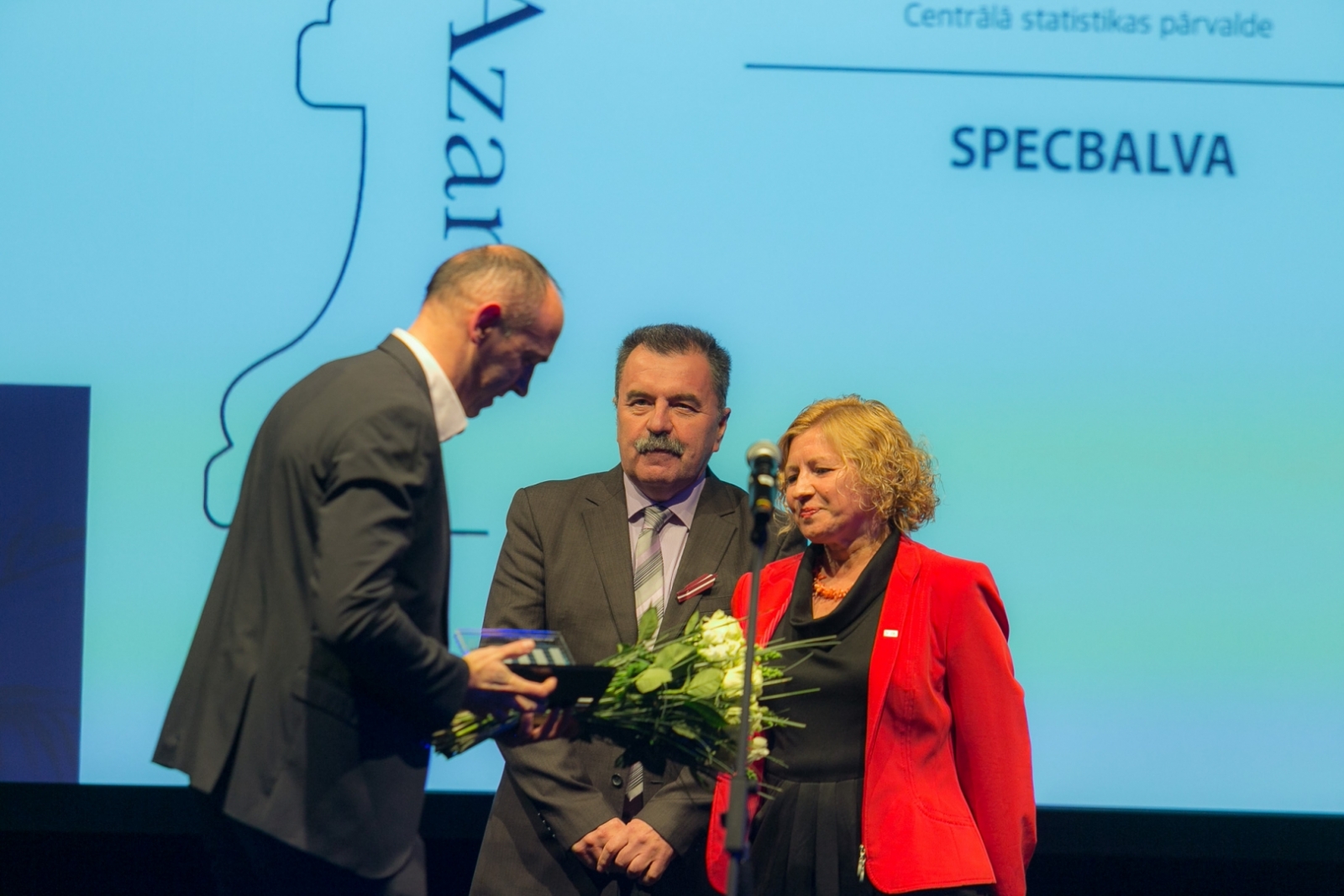TOP500-2017 No kreisās: "Smiltenes piens" Pārdošanas vadītājs Egils Mūrnieks saņem balvu no CSP Datu apstrādes departamenta direktores Ramonas Skakunovas, pa vidu CSP priekšnieces vietnieks Kaspars Misāns