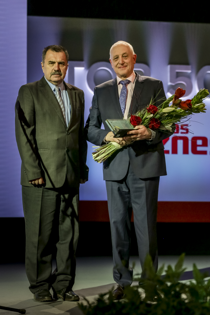 No kreisās: CSP priekšnieces vietnieks Kaspars Misāns un SIA “Jānis Roze” valdes priekšsēdētājs Ainārs Roze, Jāņa Rozes mazdēls