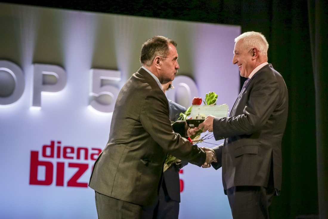 CSP priekšnieces vietnieks K. Misāns 2018. gadā pasniedz CSP balvu par sadarbību statistikas veidošanā 100 gadu garumā.