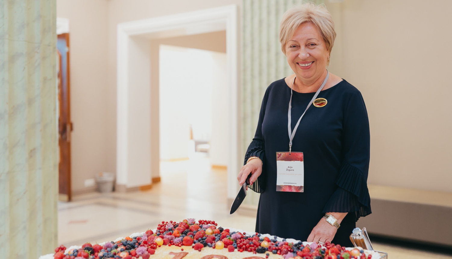 CSP priekšniece Aija Žīgure griež statistikas simtgades svētku kūku 