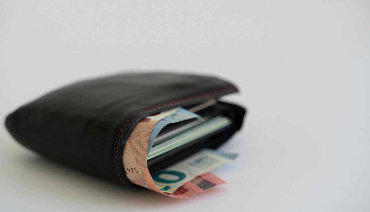 Attēls ar maku un naudu