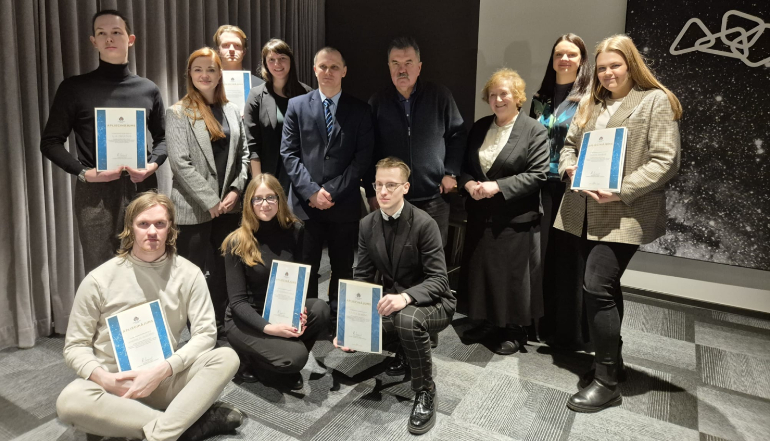 Kopbilde ar konkursa dalībniekiem un žūriju