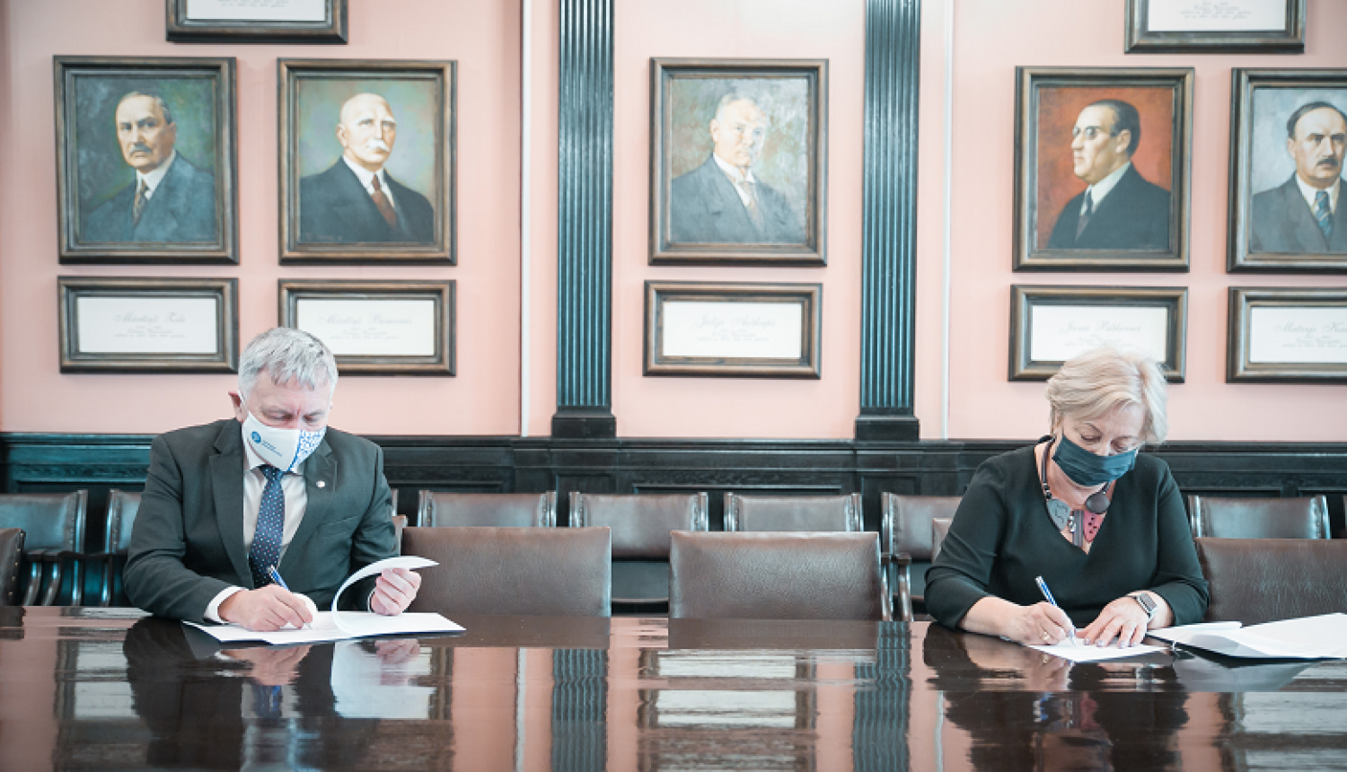 Fotogrāfija. No labās: CSP priekšniece Aija Žīgure, LU rektors profesors Indriķis Muižnieks.