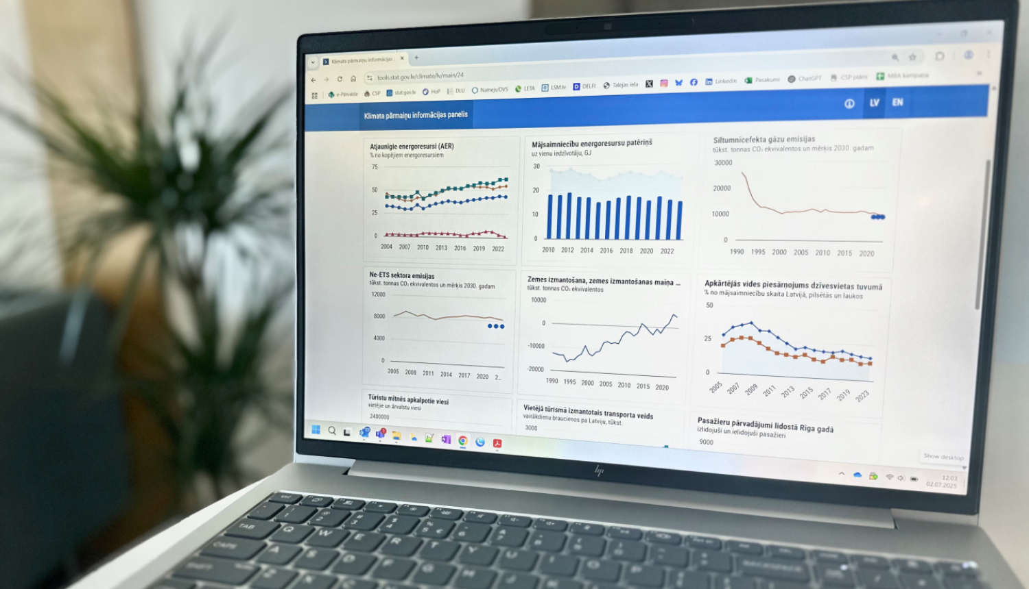 Attēls ar portatīvo datoru, kurā ir atvērts Klimata pārmaiņu informācijas panelis