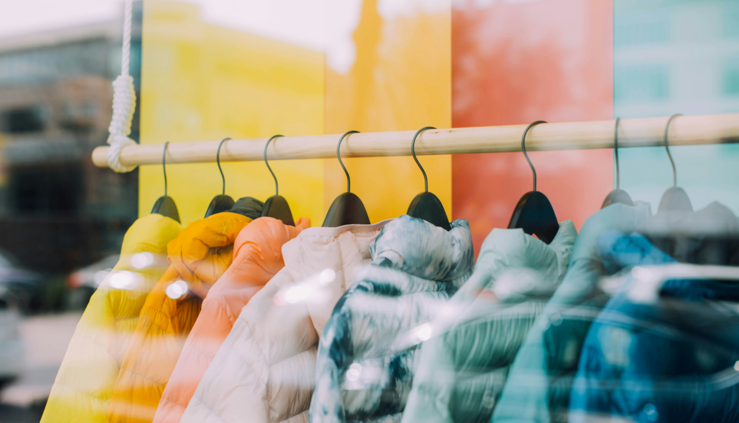 Drēbes saliktas uz pakaramajiem