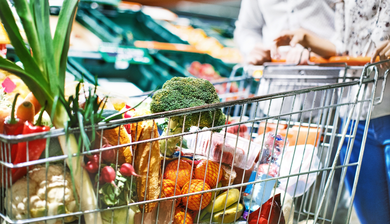 Attēls ar pilniem iepirkumu ratiņiem