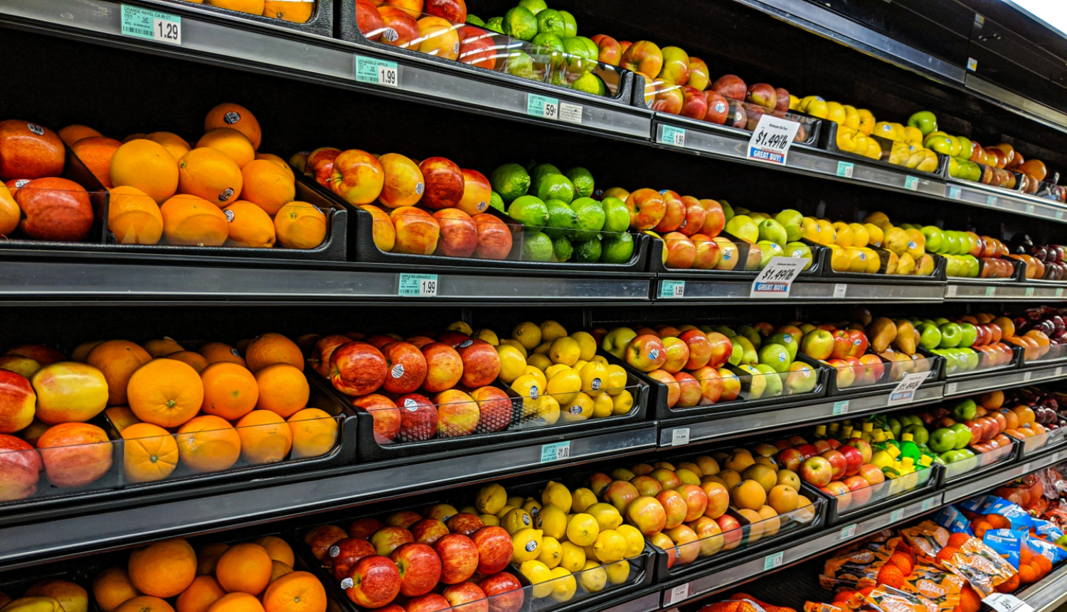 Veikala plaukti pilni ar augļiem