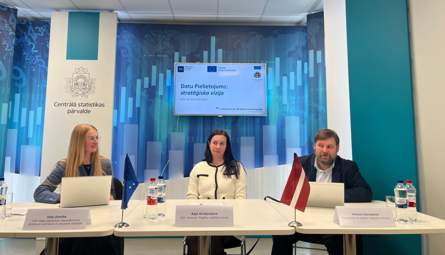 No kreisās: Dita Zemīte, Mihails Savrasovs, Asja Arutjunjana